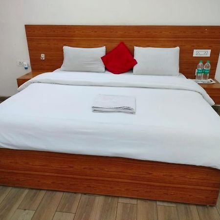 The Rejoice Hotel & Guesthouse เกรทเตอร์นอยดา ภายนอก รูปภาพ
