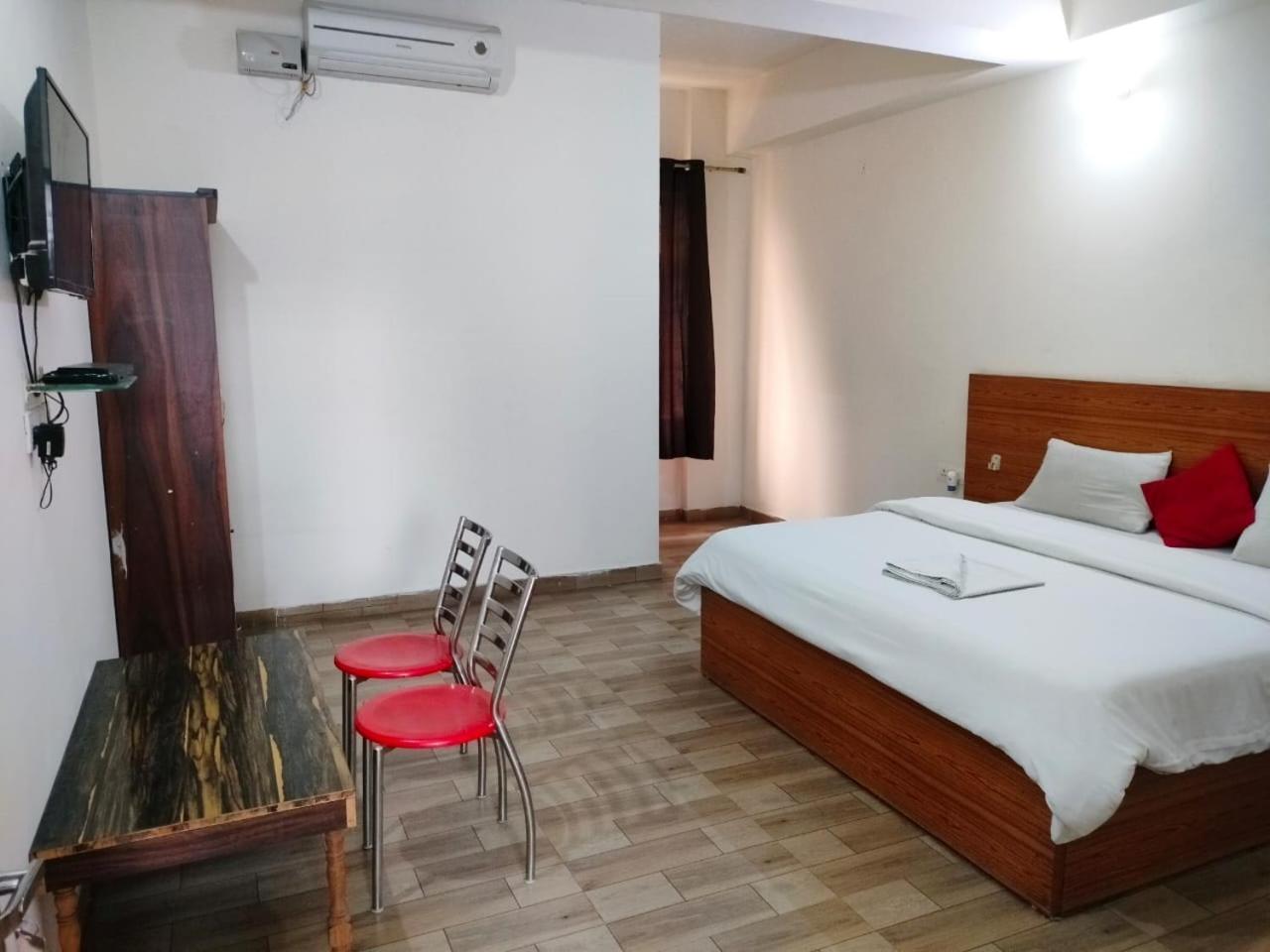 The Rejoice Hotel & Guesthouse เกรทเตอร์นอยดา ภายนอก รูปภาพ