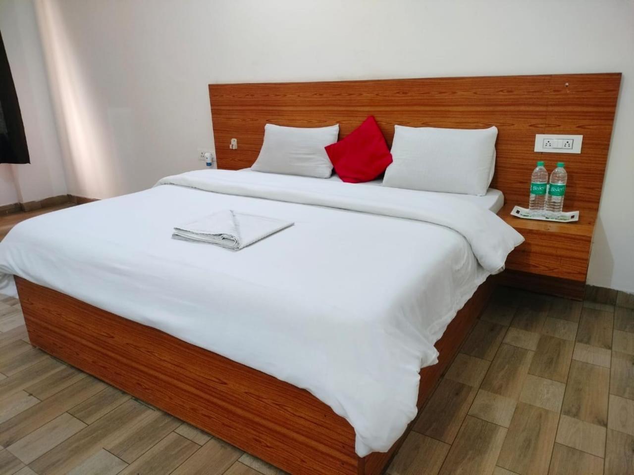 The Rejoice Hotel & Guesthouse เกรทเตอร์นอยดา ภายนอก รูปภาพ