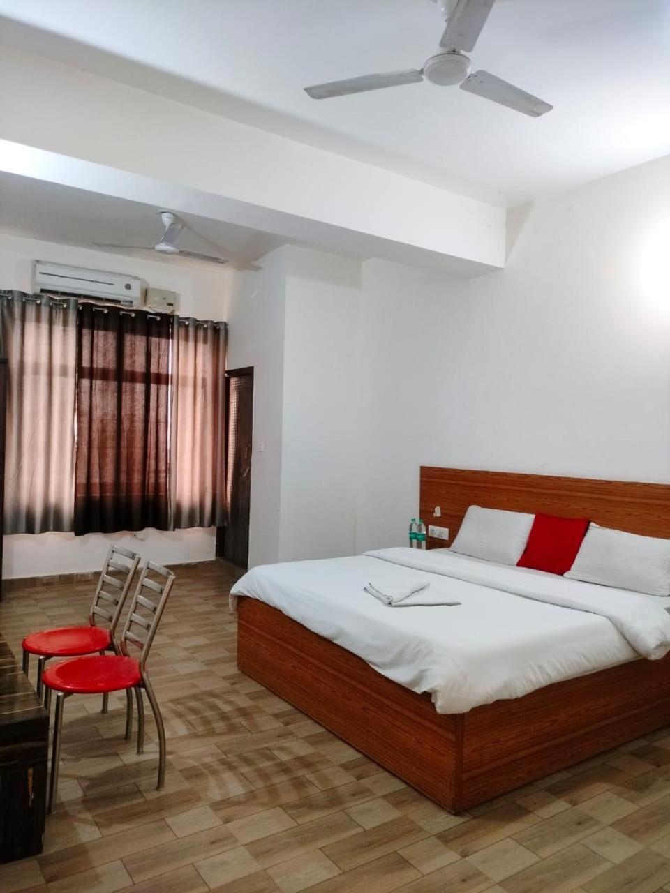 The Rejoice Hotel & Guesthouse เกรทเตอร์นอยดา ภายนอก รูปภาพ