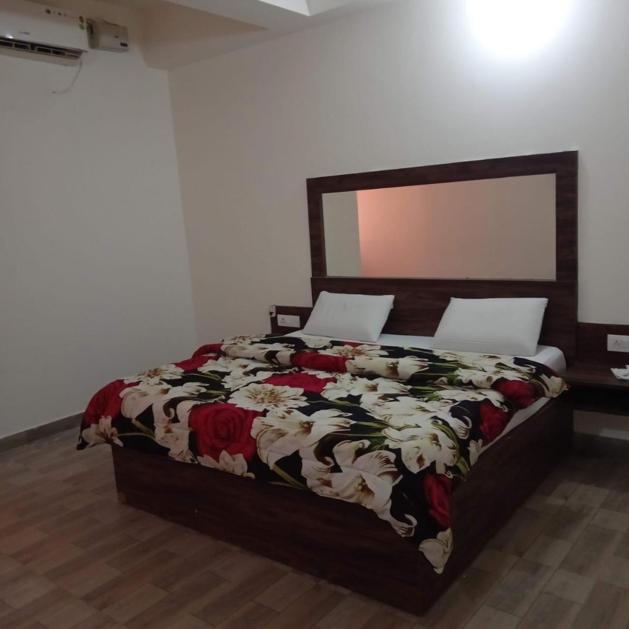 The Rejoice Hotel & Guesthouse เกรทเตอร์นอยดา ภายนอก รูปภาพ