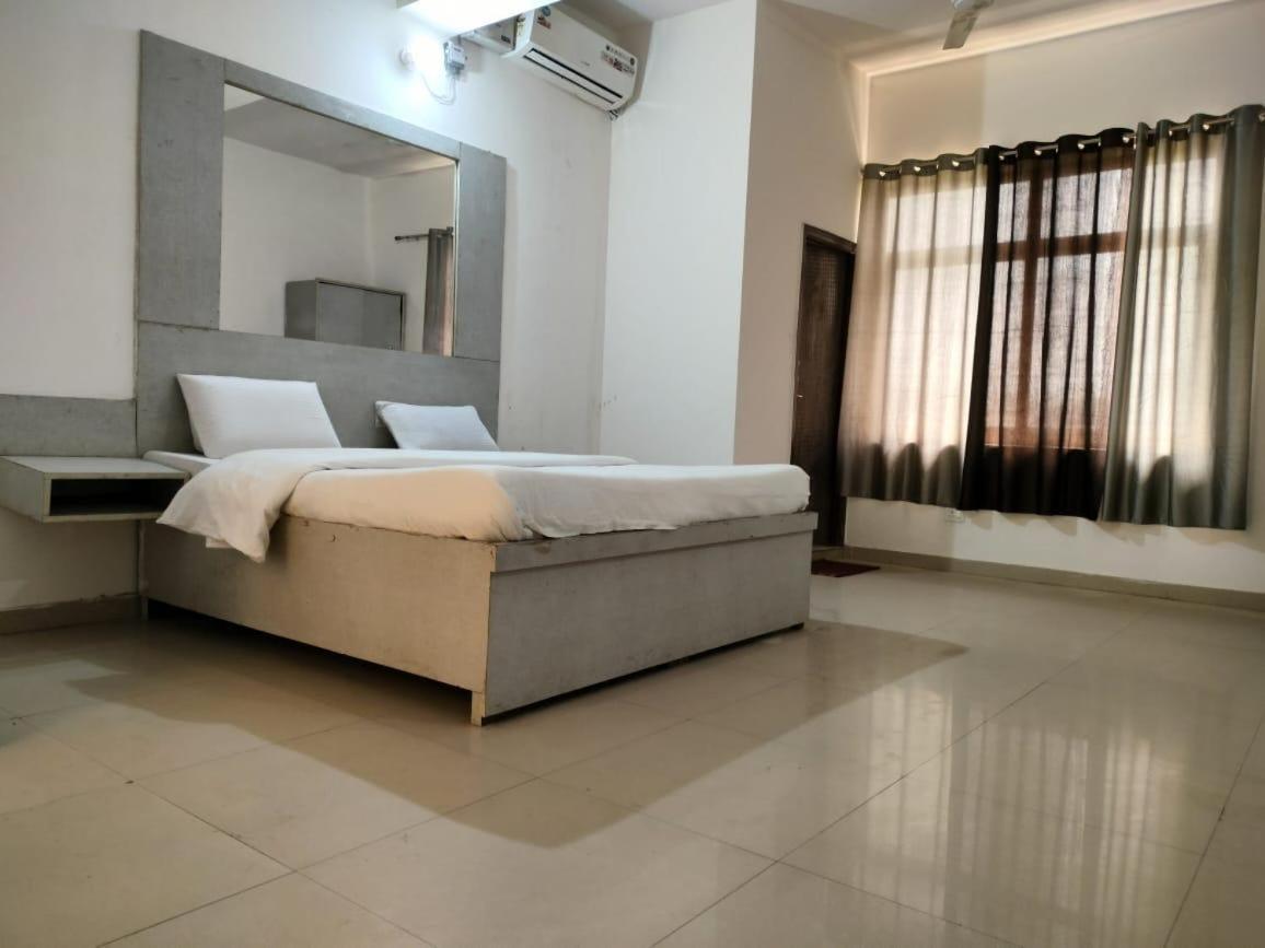 The Rejoice Hotel & Guesthouse เกรทเตอร์นอยดา ภายนอก รูปภาพ